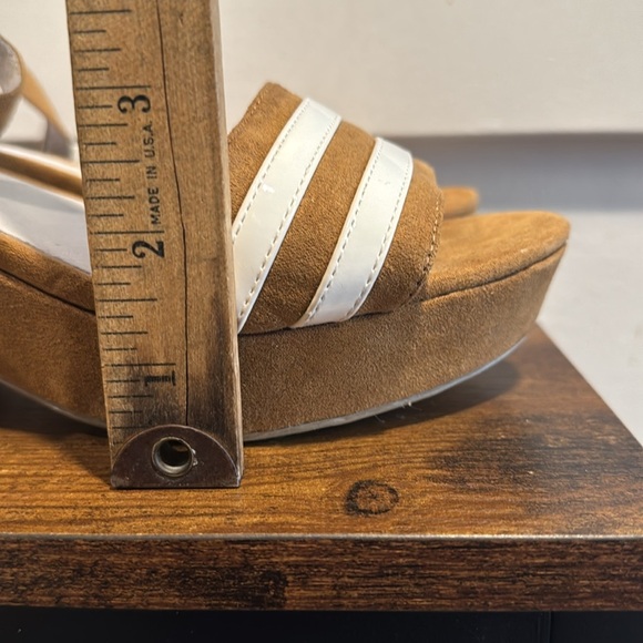 André Assous Womens  Sandals (Shoes size 40) or USA 8 1/2  tan and white stripe - Picture 10 of 11